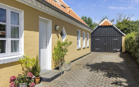 Faik - 1.4Km from the Sea: Casa, Techo, Casa, Puerta, Cabaña, Sombra, Jardín, Cobertura Del Suelo, Porche, Yarda