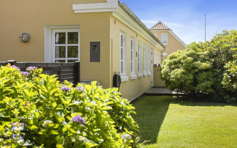 Faik - 1.4Km from the Sea: Casa, Techo, Casa, Puerta, Cabaña, Sombra, Jardín, Cobertura Del Suelo, Porche, Yarda
