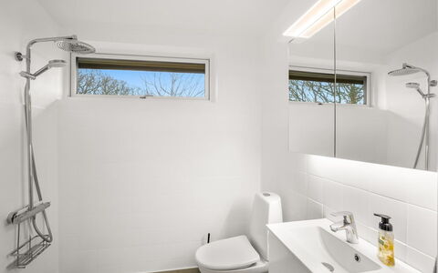 Segut - 300M from the Sea: Piso, Diseño De Interiores, Arreglo De Tubería, Pared, Suelo, Baño, Madera, Techo, Grifo, Lavabo