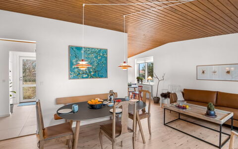 Segut - 300M from the Sea: Mueble, Diseño De Interiores, Piso, Pared, Silla, Mesa, Suelo, Madera, Techo, Comedor