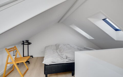 Henritte - 200M from the Sea: Madera, Techo, Diseño De Interiores, Piso, Suelo, Ático, Habitación, Mueble, Habitación, Cama