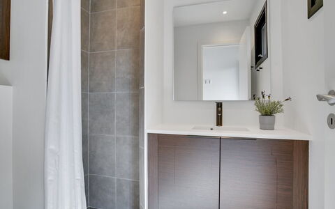 Henritte - 200M from the Sea: Piso, Pared, Diseño De Interiores, Suelo, Arreglo De Tubería, Baño, Mueble De Baño, Casa, Habitación, Plomería