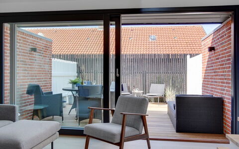 Henritte - 200M from the Sea: Mueble, Diseño De Interiores, Madera, Piso, Suelo, Silla, Sofá, Casa, Sala, Mesa