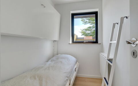 Henritte - 200M from the Sea: Pared, Madera, Suelo, Diseño De Interiores, Piso, Habitación, Techo, Cama, Habitación, Departamento