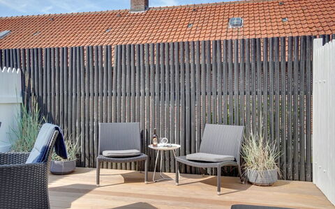 Henritte - 200M from the Sea: Madera, Mueble Para Exteriores, Mueble, Silla, Madera Dura, Tablón, Diseño, Manchas De Madera, Cubierta