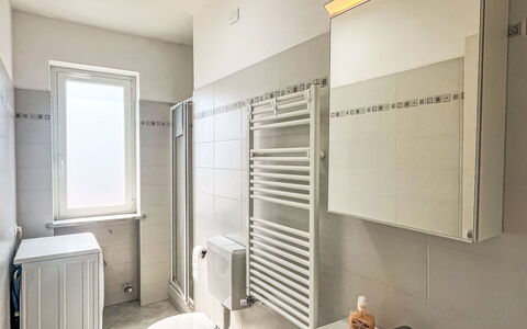 Alessandro: Piso, Pared, Suelo, Arreglo De Tubería, Diseño De Interiores, Baño, Baño, Asiento Del Baño, Habitación, Plomería