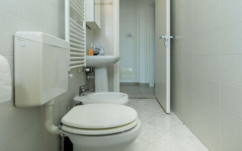Alessandro: Asiento Del Baño, Baño, Baño, Arreglo De Tubería, Lavabo, Piso, Diseño De Interiores, Lavabo Del Baño, Suelo, Plomería
