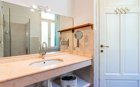 Villa Cristina: Lavabo Del Baño, Pared, Arreglo De Tubería, Piso, Lavabo, Madera, Suelo, Grifo, Baño, Diseño De Interiores