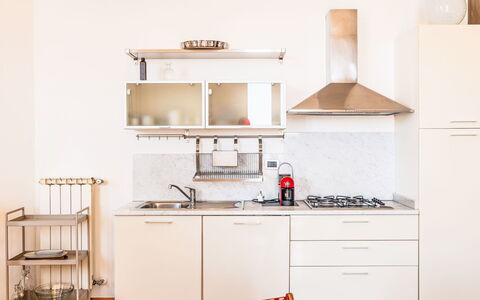 Villa Cristina: Mueble, Cocina, Aparato De Cocina, Diseño De Interiores, Piso, Madera, Electrodoméstico, Gabinetes, Mostrador, Suelo