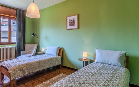 Family Home: Cama, Habitación, Suelo, Piso, Sábana, Pared, Lecho, Diseño De Interiores, Madera, Mueble