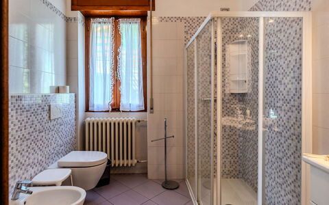 Family Home: Piso, Suelo, Arreglo De Tubería, Diseño De Interiores, Baño, Plomería, Grifo, Loseta, Habitación, Lavabo