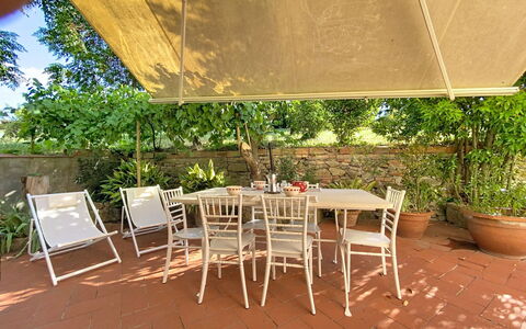 Lucia e Francesco: Mueble, Mesa, Silla, Mueble Para Exteriores, Cocina Y Comedor Mesa, Mesa Al Aire Libre, Sombra, Maceta, Jardín, Estructura Al Aire Libre