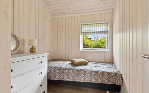 Ingalil - 825M from the Sea: Piso, Habitación, Madera, Suelo, Diseño De Interiores, Cama, Techo, Mueble, Habitación, Sábana