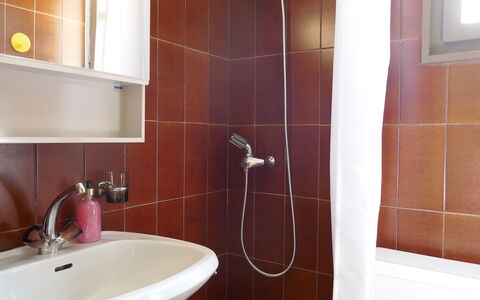 Palazzo Landfogti Studio: Baño, Lavabo Del Baño, Arreglo De Tubería, Lavabo, Diseño De Interiores, Grifo, Piso, Plomería, Suelo, Espejo
