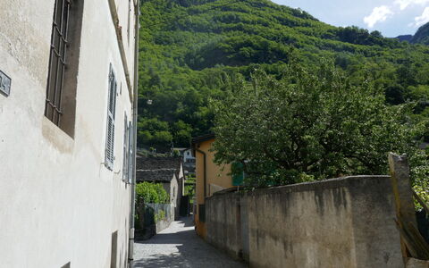 Palazzo Landfogti Studio: Pared, Callejón, Pendiente, Cordillera, Pueblo, Pueblo De Montaña, Entrada De Coches, Pasarela, Guijarro, Losa