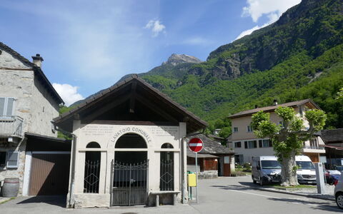 Palazzo Landfogti Studio: Colina, Cordillera, Hill Station, Valle, Alpes, Macizo, Entrada De Coches, Cresta, Pueblo De Montaña, Cumbre