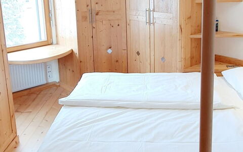 Casa Allgäu: Mueble, Suelo, Piso, Madera, Diseño De Interiores, Habitación, Habitación, Encendiendo, Techo, Cama