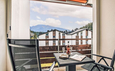 Casa Allgäu: Diseño De Interiores, Departamento, Balcón, Silla, Madera Dura, Manchas De Madera, Pretil, Planta De Casa, Suelos De Madera, Mesa De Café
