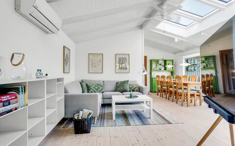 Torkel - 1Km from the Sea: Diseño De Interiores, Mueble, Piso, Sofá, Suelo, Techo, Madera, Sala, Habitación, Suelos De Madera