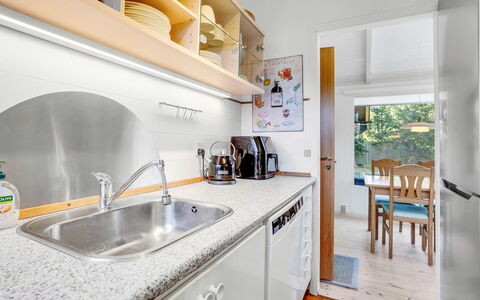 Torkel - 1Km from the Sea: Cocina, Mostrador, Aparato De Cocina, Electrodoméstico, Diseño De Interiores, Piso, Madera, Mueble, Gabinetes, Electrodoméstico
