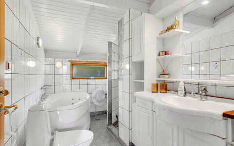 Torkel - 1Km from the Sea: Arreglo De Tubería, Diseño De Interiores, Piso, Lavabo, Techo, Suelo, Grifo, Plomería, Casa, Baño