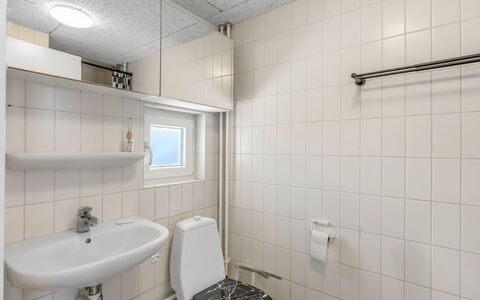 Eilika - 100M from the Sea: Arreglo De Tubería, Baño, Piso, Asiento Del Baño, Pared, Suelo, Lavabo, Diseño De Interiores, Lavabo Del Baño, Baño