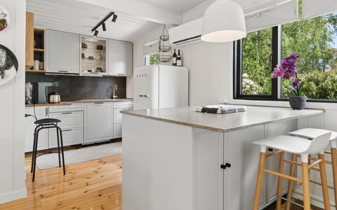 Alika - 700M from the Sea: Cocina, Mueble, Mostrador, Diseño De Interiores, Aparato De Cocina, Piso, Gabinetes, Madera, Lámpara, Techo