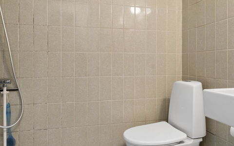 Dalia - 850M from the Sea: Asiento Del Baño, Baño, Piso, Pared, Baño, Suelo, Arreglo De Tubería, Diseño De Interiores, Loseta, Plomería