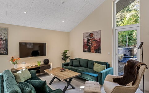 Mavis - 1.6Km from the Sea: Mueble, Diseño De Interiores, Sofá, Piso, Suelo, Pared, Sala, Madera, Techo, Habitación