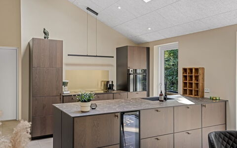 Mavis - 1.6Km from the Sea: Mueble, Cocina, Madera, Diseño De Interiores, Mostrador, Piso, Gabinetes, Aparato De Cocina, Electrodoméstico, Lámpara