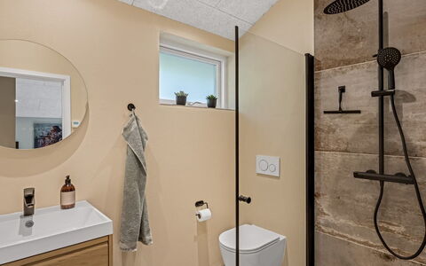 Mavis - 1.6Km from the Sea: Baño, Piso, Arreglo De Tubería, Suelo, Diseño De Interiores, Mueble De Baño, Baño, Lavabo, Lavabo Del Baño, Espejo