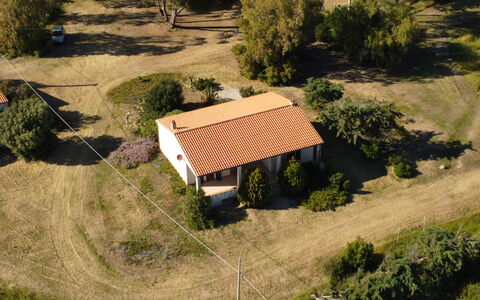 Villa Vignola: Árbol, Casa, Paisaje, Área Rural, Llanura, Casa, El Terreno Del Lote, Techo, Cabaña