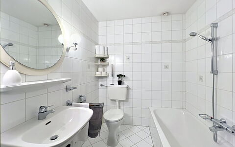 Bergblick: Baño, Lavabo Del Baño, Arreglo De Tubería, Diseño De Interiores, Lavabo, Piso, Baño, Suelo, Grifo, Asiento Del Baño