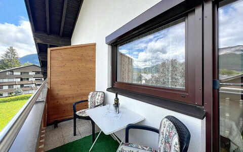 Bergblick: Departamento, Balcón, Sombra, Madera Dura, La Luz Del Día, Manchas De Madera