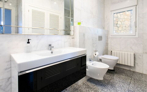 Magdalena: Baño, Piso, Arreglo De Tubería, Diseño De Interiores, Suelo, Lavabo, Lavabo Del Baño, Espejo, Grifo, Techo