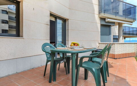 Balco del Port Ii: Mueble, Arbusto, Jardín, Mueble Para Exteriores, Sombra, Mesa Al Aire Libre, Silla, Patio, Patio Interior, Yarda