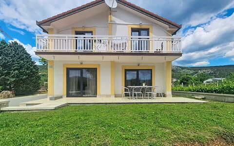 Mina: Mueble, Arbusto, Jardín, Mueble Para Exteriores, Sombra, Mesa Al Aire Libre, Silla, Patio, Patio Interior, Yarda