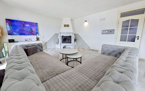 Mina: Mueble, Arbusto, Jardín, Mueble Para Exteriores, Sombra, Mesa Al Aire Libre, Silla, Patio, Patio Interior, Yarda