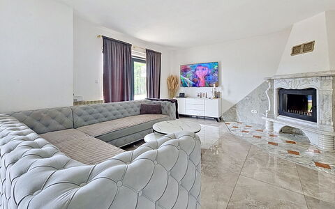 Mina: Mueble, Arbusto, Jardín, Mueble Para Exteriores, Sombra, Mesa Al Aire Libre, Silla, Patio, Patio Interior, Yarda