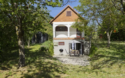 Öreghegy Kis Ház: Mueble, Arbusto, Jardín, Mueble Para Exteriores, Sombra, Mesa Al Aire Libre, Silla, Patio, Patio Interior, Yarda