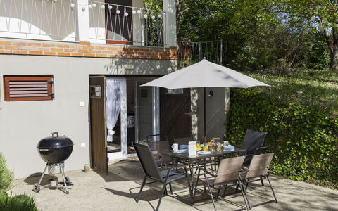 Öreghegy Kis Ház: Mueble, Arbusto, Jardín, Mueble Para Exteriores, Sombra, Mesa Al Aire Libre, Silla, Patio, Patio Interior, Yarda