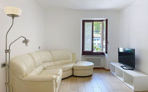 Legnone: Mueble, Arbusto, Jardín, Mueble Para Exteriores, Sombra, Mesa Al Aire Libre, Silla, Patio, Patio Interior, Yarda