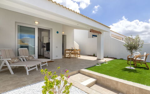Rosmarino House: Mueble, Arbusto, Jardín, Mueble Para Exteriores, Sombra, Mesa Al Aire Libre, Silla, Patio, Patio Interior, Yarda