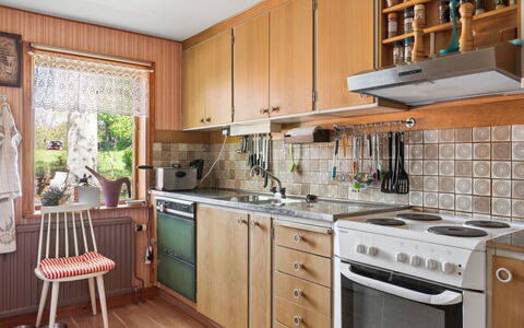 Extorp: Cocina, Aparato De Cocina, Mostrador, Electrodoméstico, Gabinetes, Mueble, Piso, Diseño De Interiores, Madera, Estufa De Cocina