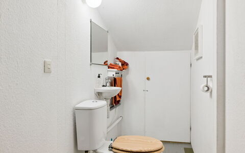 Extorp: Pared, Asiento Del Baño, Arreglo De Tubería, Baño, Piso, Diseño De Interiores, Suelo, Plomería, Lavabo, Baño
