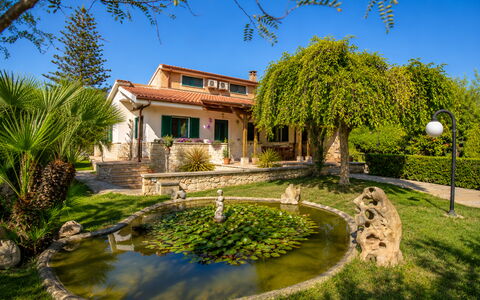 Villa Lina: Casa, Casa, Arquitectura, Arbusto, Barrio Residencial, Jardín, Inmuebles, Hacienda, Paisajismo, Cabaña