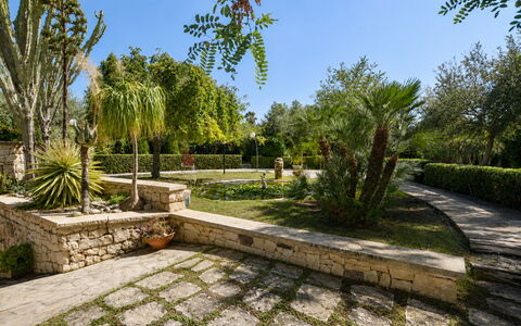 Villa Lina: Vegetación, Jardín, Arbusto, Cobertura Del Suelo, Losa, Pasarela, Paisajismo, Plantas Leñosas, Sombra