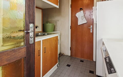 Uolevi - 10Km from the Sea: Madera, Piso, Electrodoméstico, Suelo, Cocina, Aparato De Cocina, Habitación, Mostrador, Manchas De Madera, Gabinetes