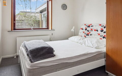 Uolevi - 10Km from the Sea: Mueble, Cama, Diseño De Interiores, Pared, Habitación, Madera, Piso, Suelo, Sábana, Habitación