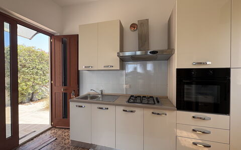 Punta Braccetto Fronte Mare: Aparato De Cocina, Cocina, Electrodoméstico, Electrodoméstico, Gabinetes, Mostrador, Madera, Diseño De Interiores, Piso, Estufa De Cocina
